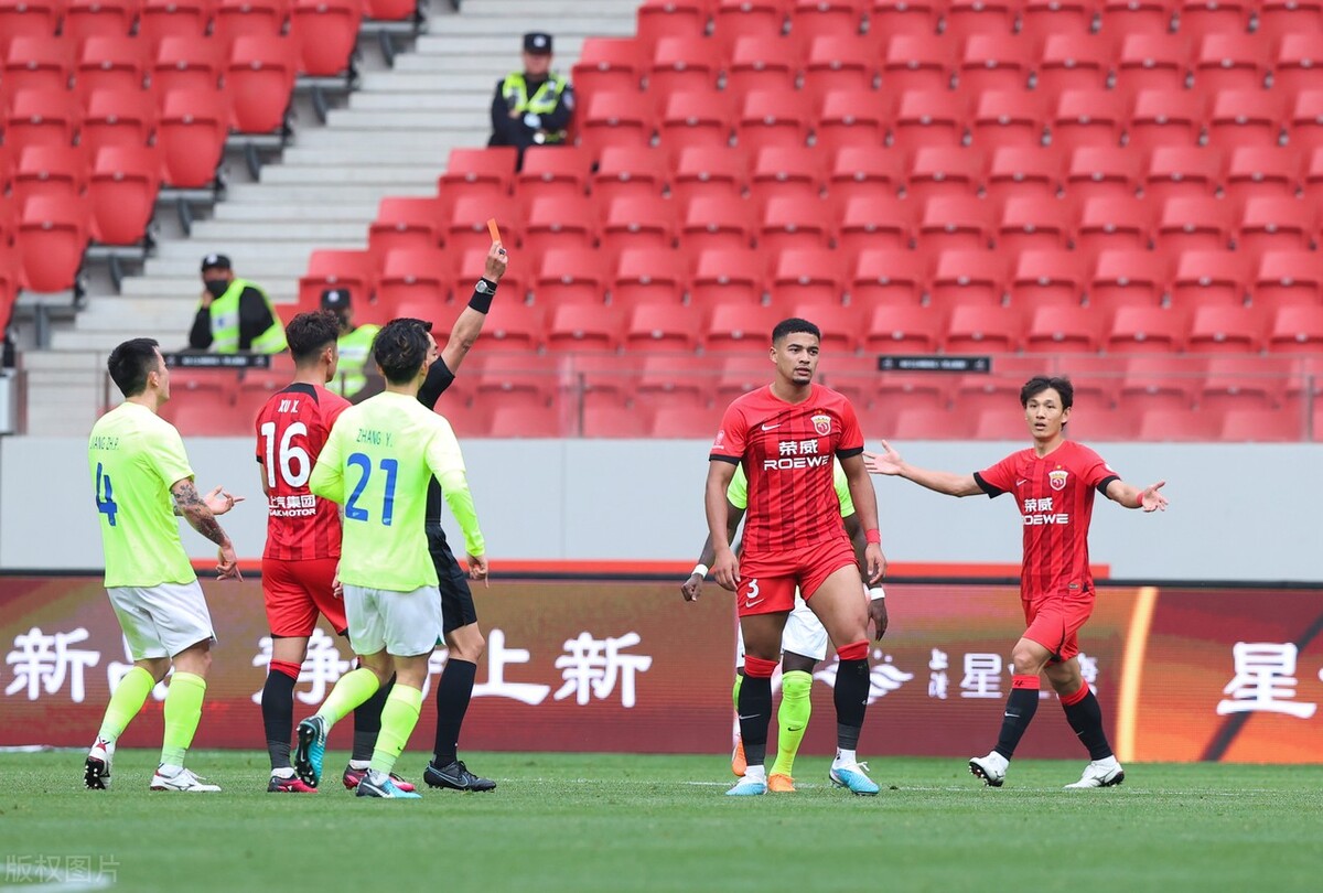 中国男足亚洲杯首发浮现，11人基本确定7人！6悍将竞争最后3席？