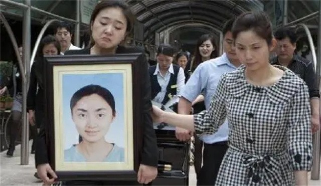 邢丹葬礼与老公丛飞合葬,深圳玫瑰丛飞邢丹怎么死的