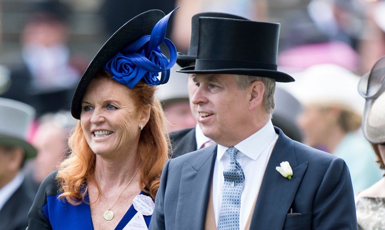 女王前儿媳：因沙滩艳照被逼离婚，利用王室敛财，手段比梅根高明