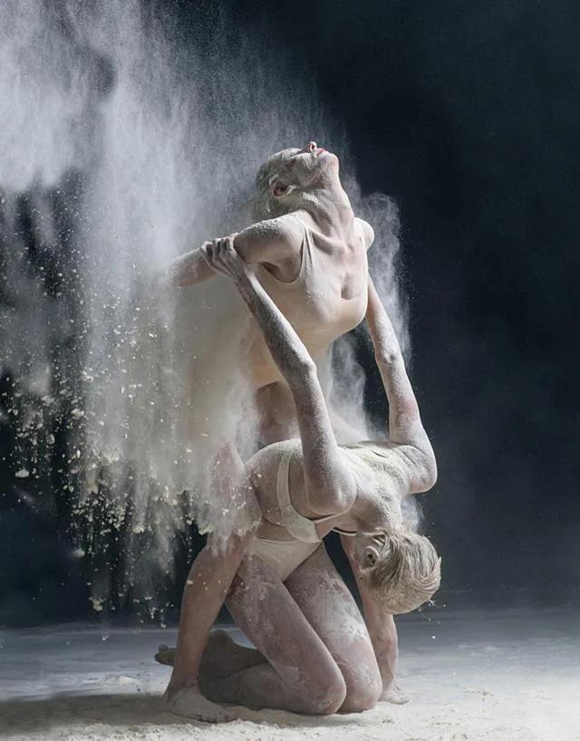 见过许多人体艺术，依然觉得这才称得上优美灵动