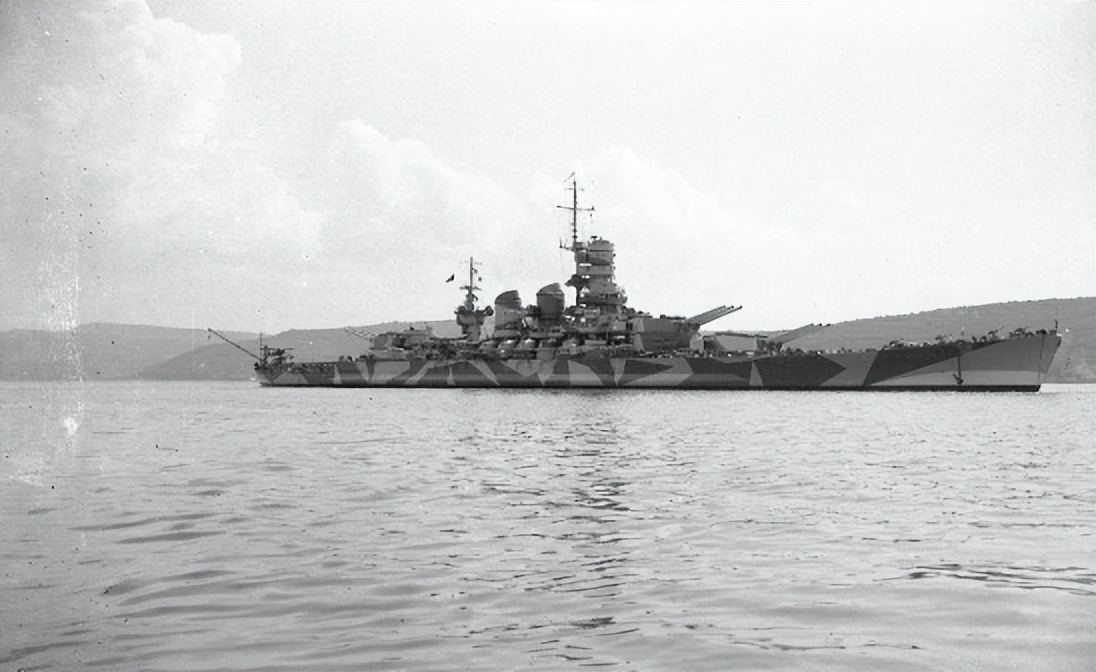 日本兵用一支烟炸沉自家战舰，日方对此拒不承认，还反咬美国一口