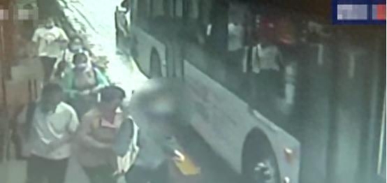 女子在公交车上被猥亵，直到十分钟后才发现，男：很微妙