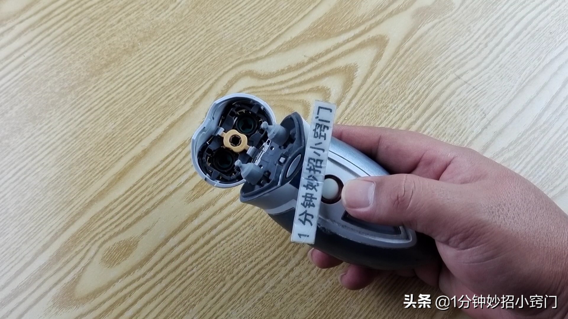 剃须刀钝了不要扔只需一张纸,剃须刀片变钝了一秒就锋利了