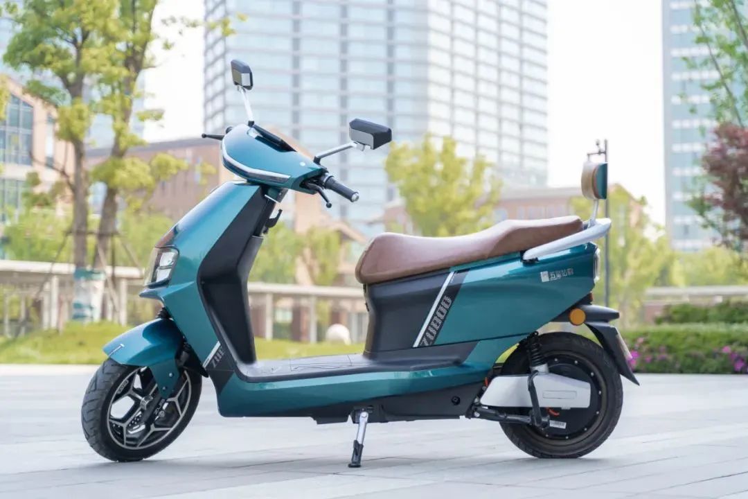 这2款电动车不仅实用而且颜值高,4000左右续航强动力强的电摩