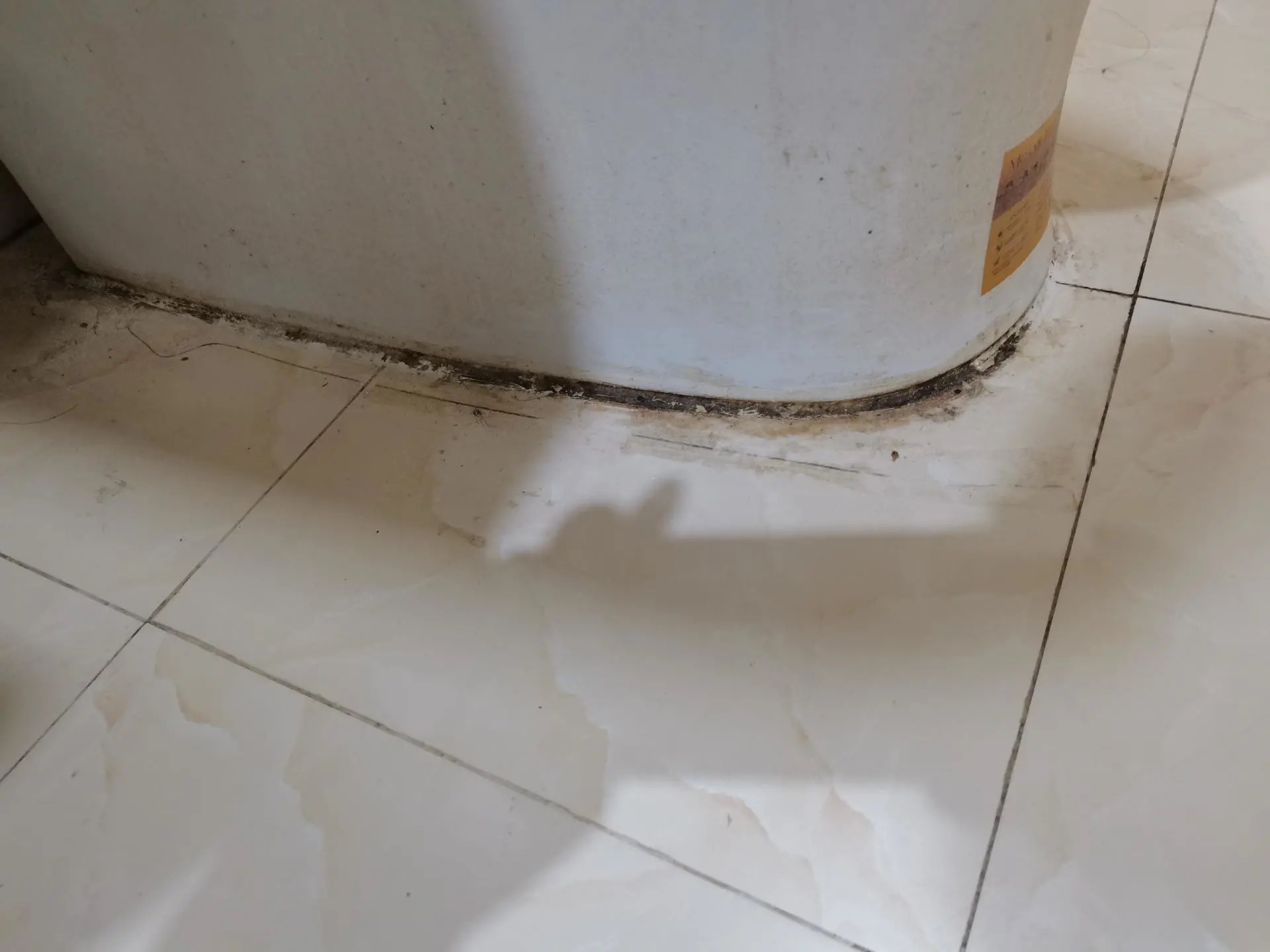 卫生间清洁攻略霉斑水垢异味,地面水垢清洁小妙招卫生间