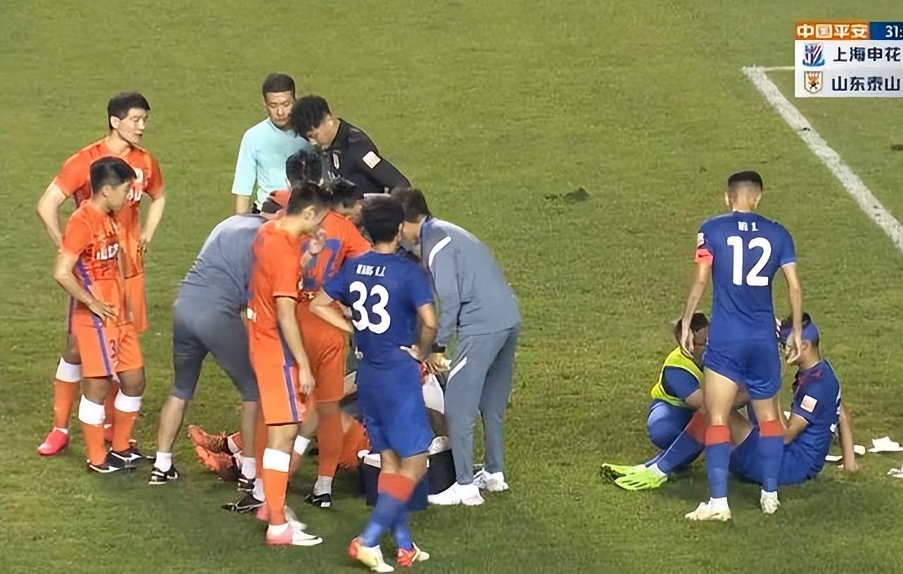 中超激烈1幕：2人头碰头均受伤，缠上绷带继续战，握手致意很友好