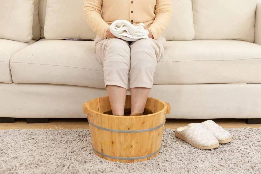 泡脚加什么祛寒祛湿气,夏天泡脚除湿驱寒最快方法