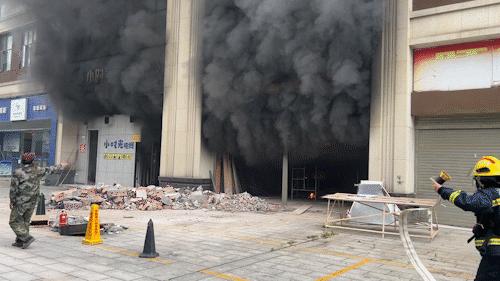 “呲啦”一响，网吧烧光！李某、熊某被行政拘留！