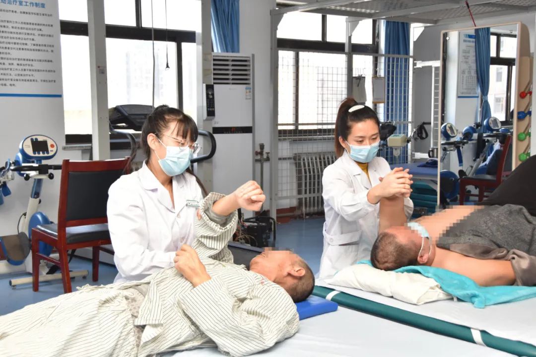 广东省工伤康复医院康复要陪护吗,工伤康复门诊治疗