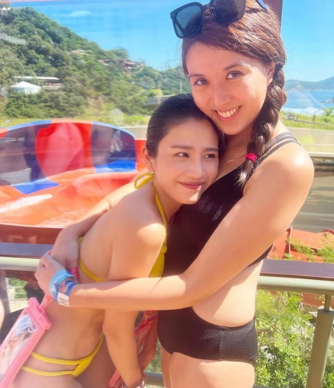 好嗨！香港瑜伽女神与闺蜜夜蒲狂欢，贴身连衣裙秀凹凸有致好身材