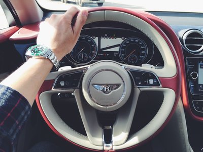 怎么握方向盘姿势是正确的,怎样握方向盘的姿势是正确的