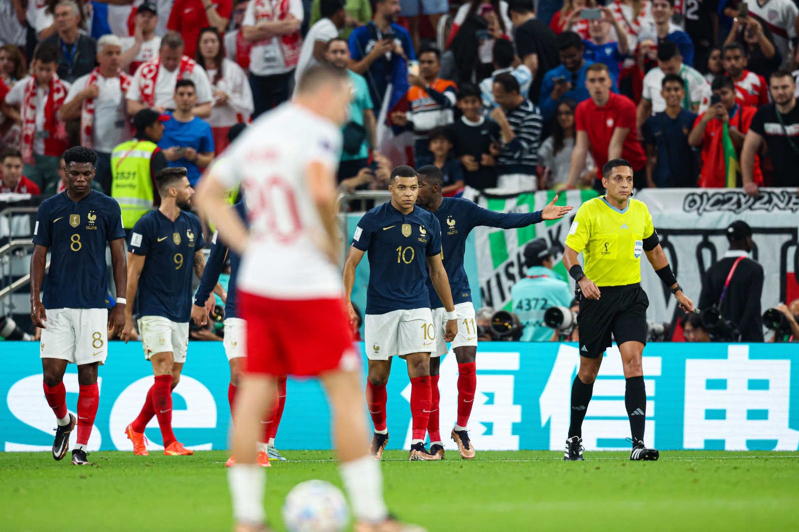 姆巴佩梅开二度致敬库里,姆巴佩梅开二度球迷反应