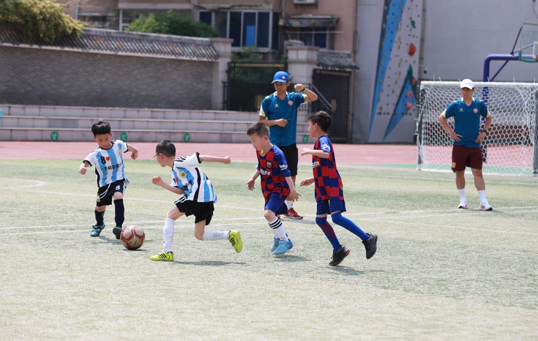 足球比赛华阳实验小学,句容华阳实验小学足球场