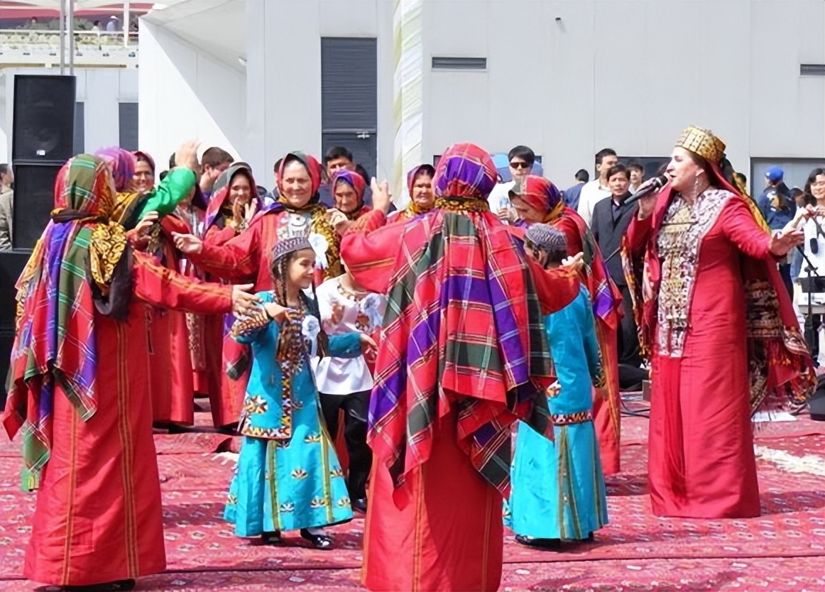 亚洲唯一的一个永久中立国，不用交水电费，汽油每升一毛钱左右
