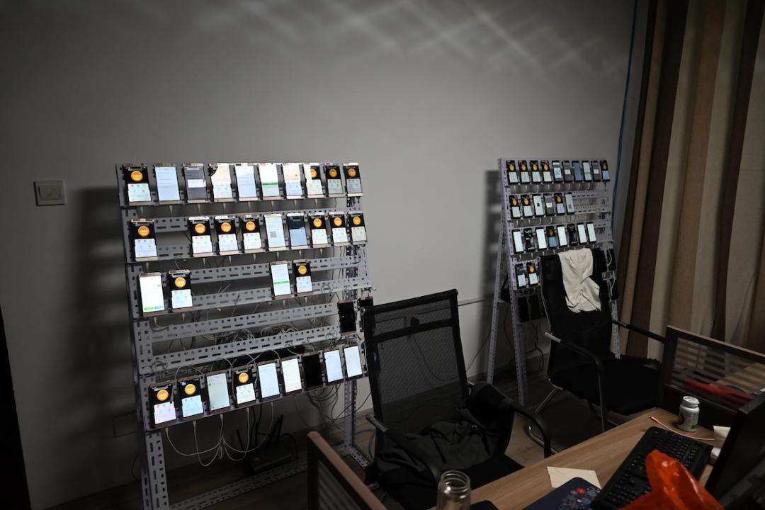 热点|太“疯狂”！3000余部手机开着机，自动注册微信号……