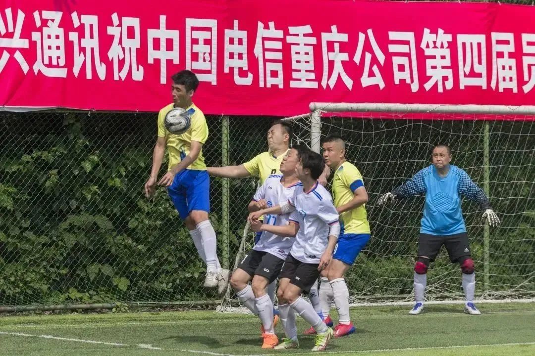 驰骋绿茵足够精彩三年级手抄报,驰骋绿茵无悔青春