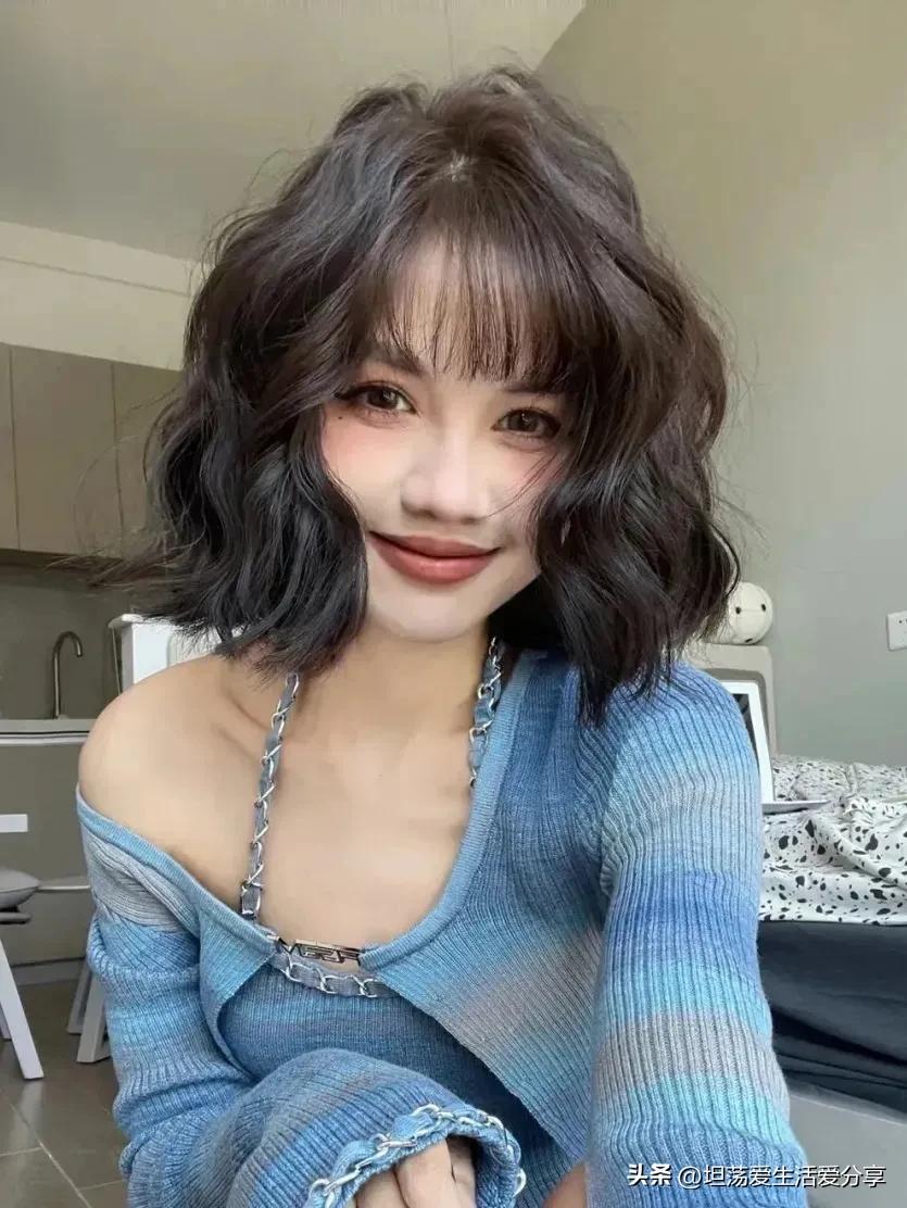 短头发蛋卷头发型正面,俏皮短蛋卷头戴什么帽子