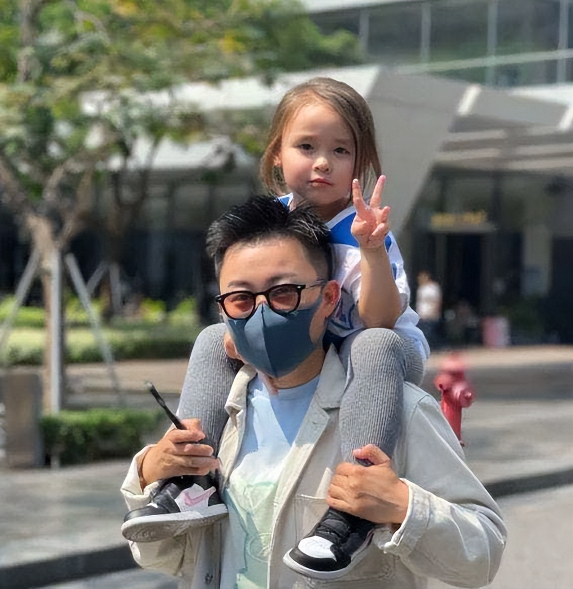 网红富婆租车拍视频装有钱人,养豹的富婆