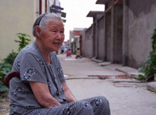 那年，我硬生生的被一个女生灌醉，第二天醒来发现躺在她的床上