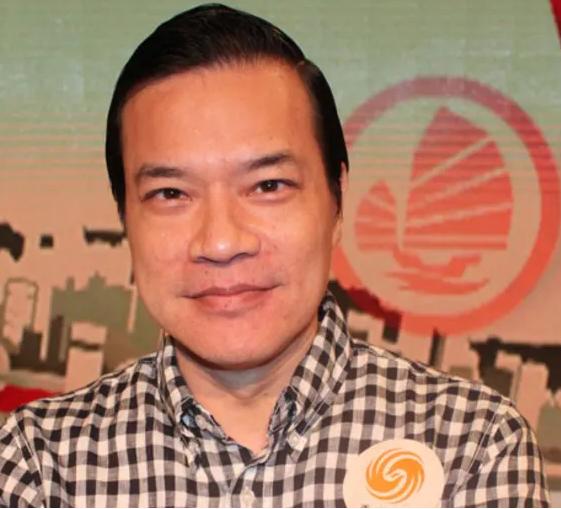 分手向前任讨要*裤内**,60岁公然出柜,“癫王”洪朝丰到底经历了啥