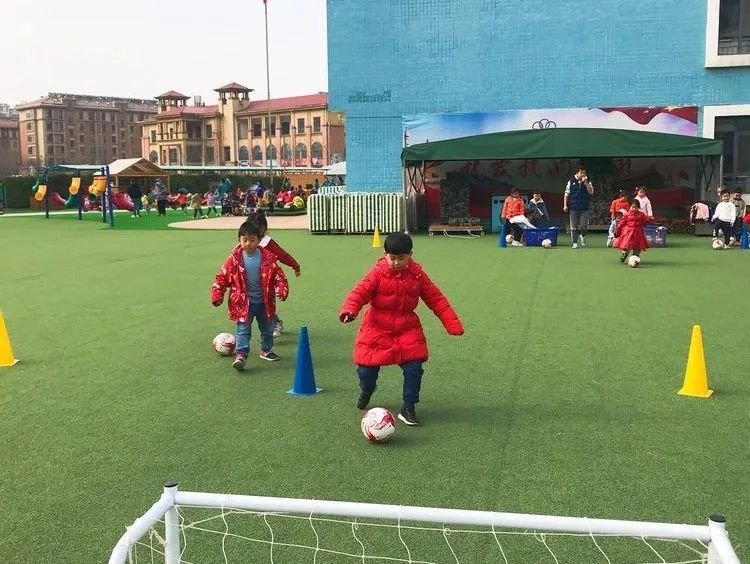 香蕉哥哥，一起动起来吧！奎文区实验幼儿园让更多的孩子逐梦绿茵