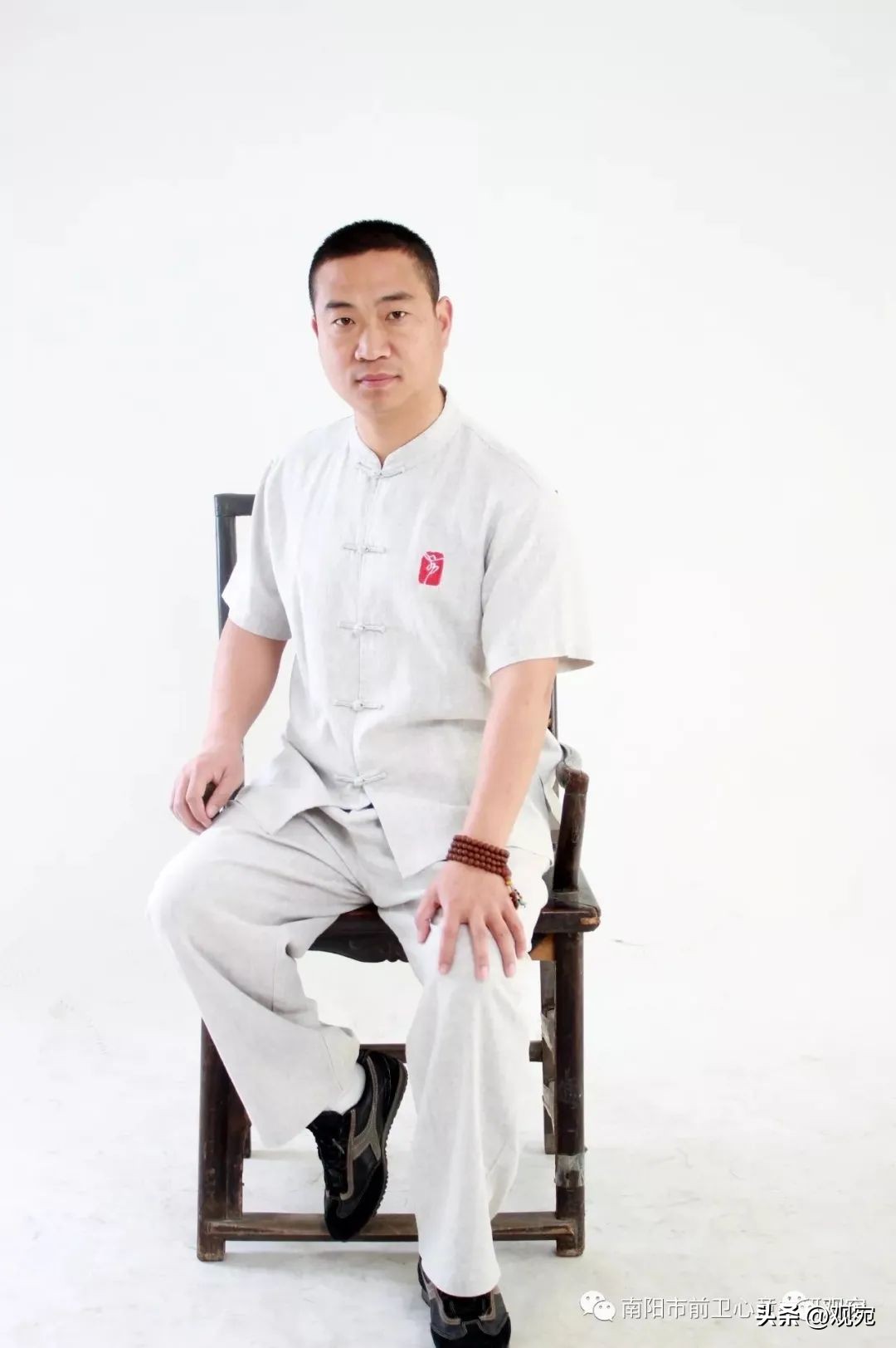 马路上行走的路人突然盯着自己看,走在路上时路人的眼光