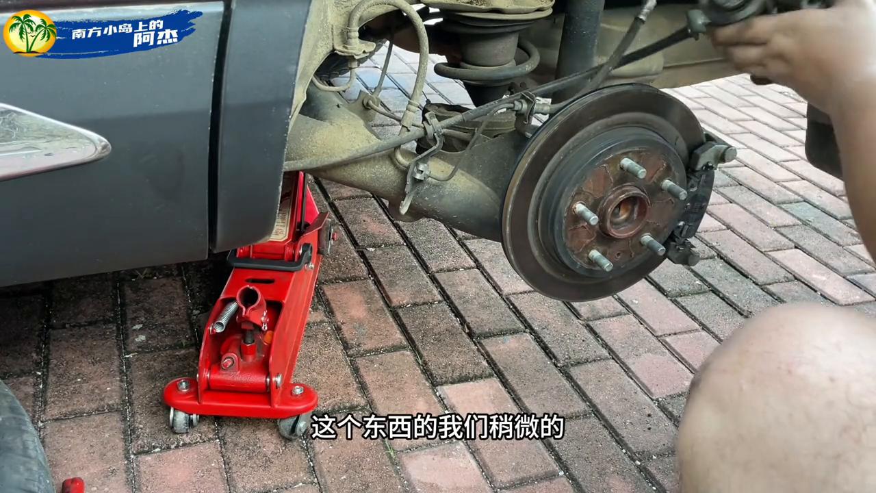 更换刹车油后刹车变软自动恢复,更换刹车油刹车管路要清洗吗