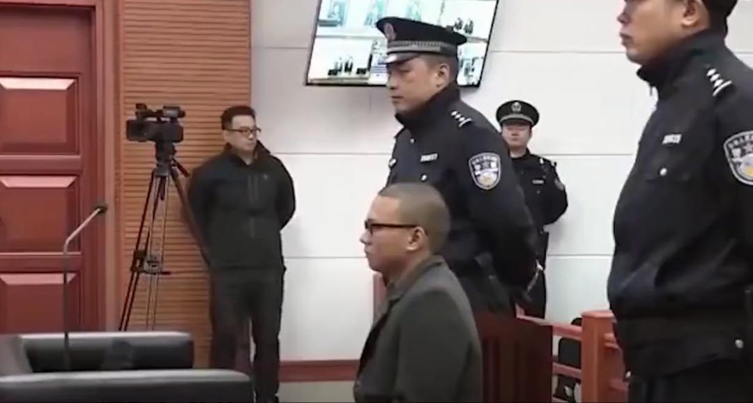 四川18岁少年网购仿真枪,一审竟被判无期,父母申诉5年案情反转