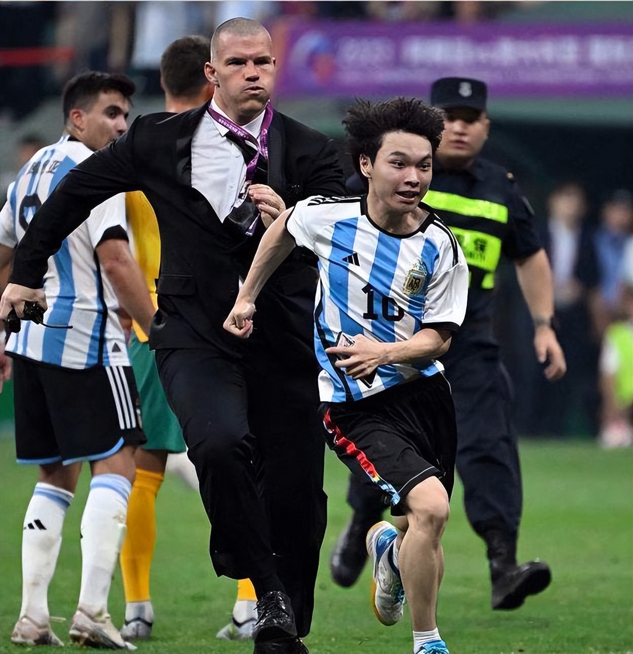 中国球迷闯球场,中国球迷拥抱梅西完整版