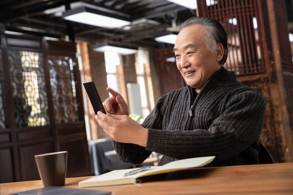 老年人选智能手机哪款好,中国电信老年人套餐哪种最划算