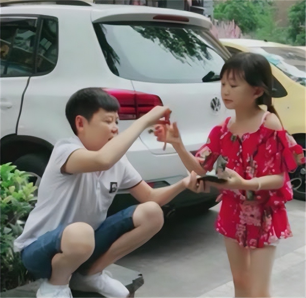 身高不足一米的女孩嫁给男孩,身高不到1米的女孩2016