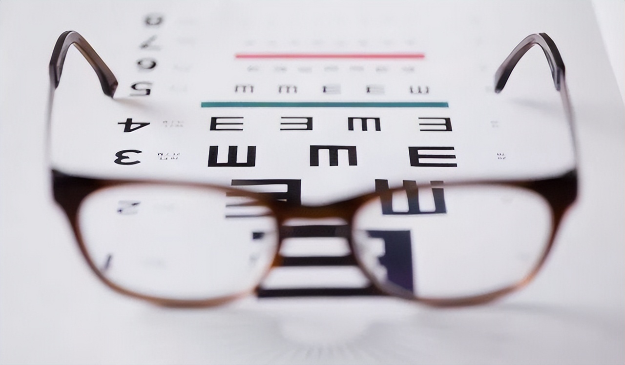 用激光手术治疗近视的人现在如何,激光手术治近视眼后又近视