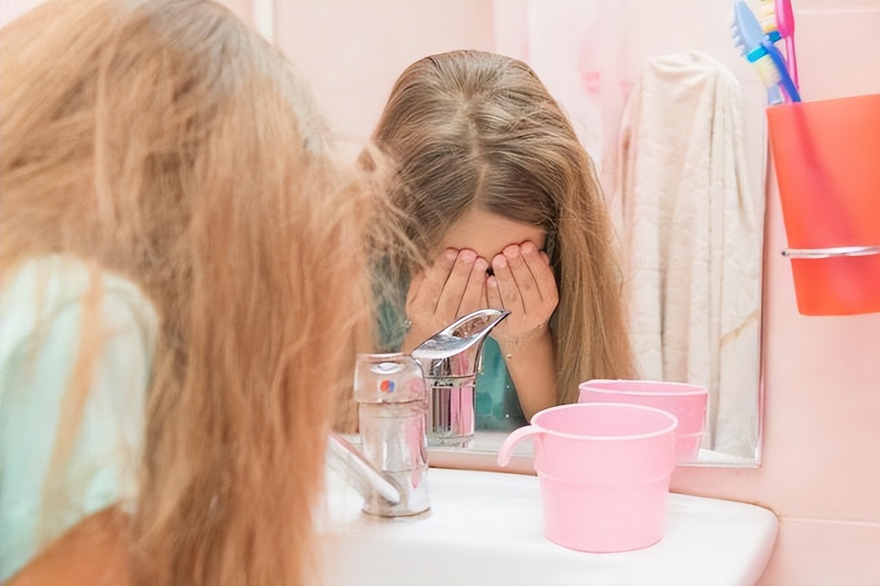 浓硫酸溅到皮肤上冲水多少时间,浓硫酸溅到身体上的正确处置方法