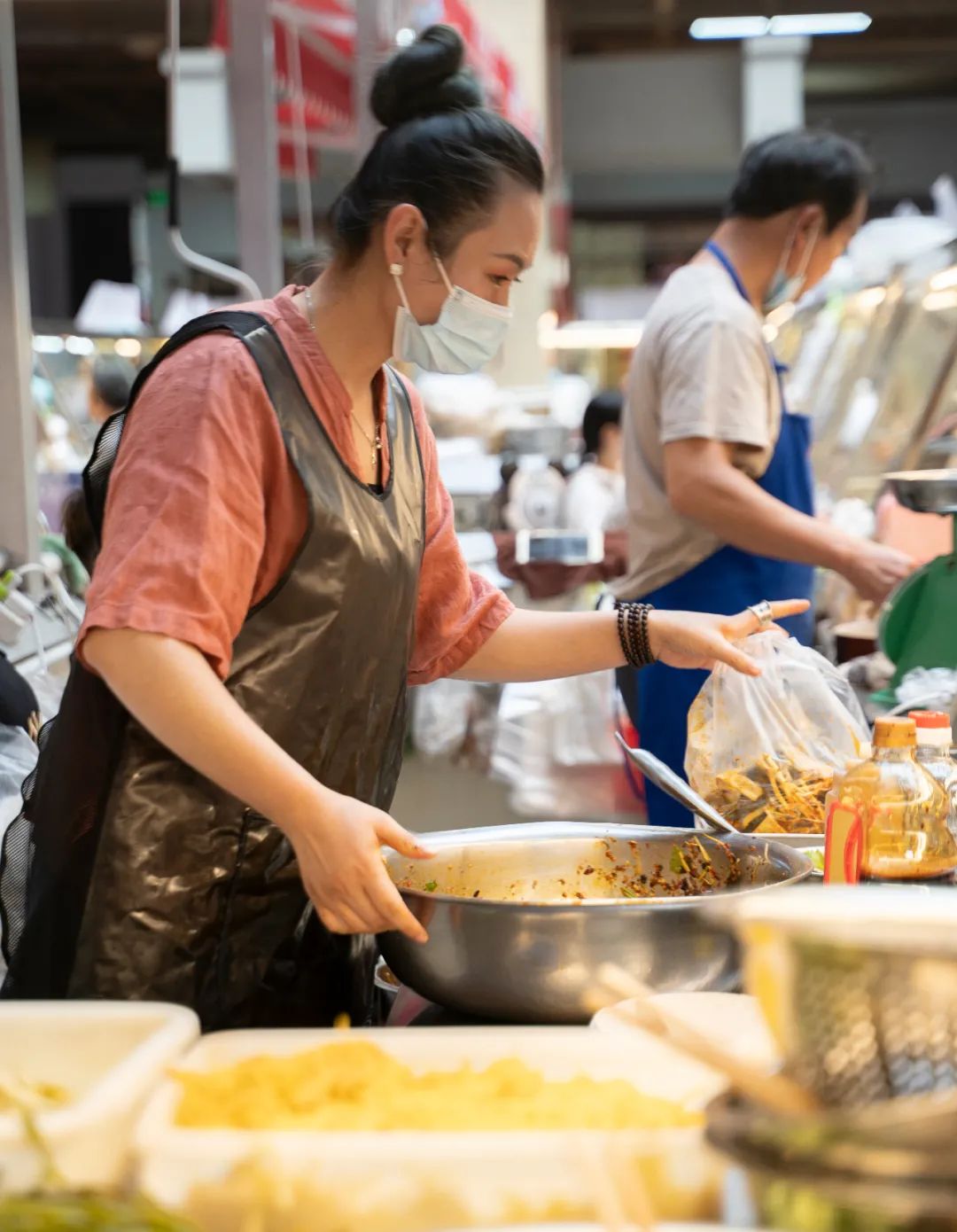 红河州有个“凉菜西施”，4㎡的小摊火了15年，一个月能卖10吨菜