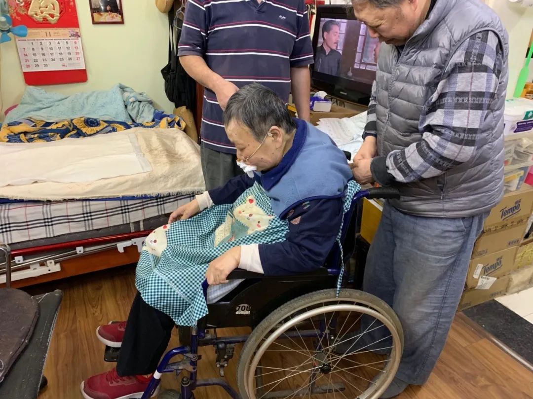 为老人洗澡：499一次，有人11年没洗，有的长疮，用洗澡恢复尊严