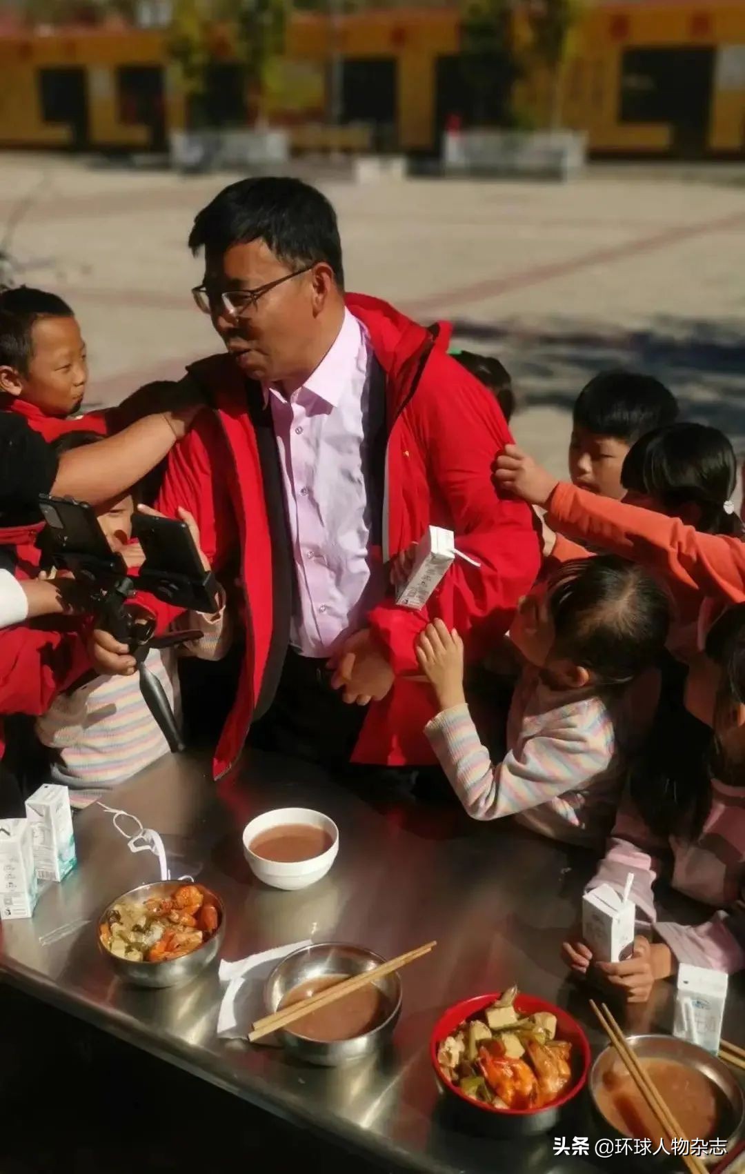 “逼”学生吃虾的山村校长，和被他守护的童年