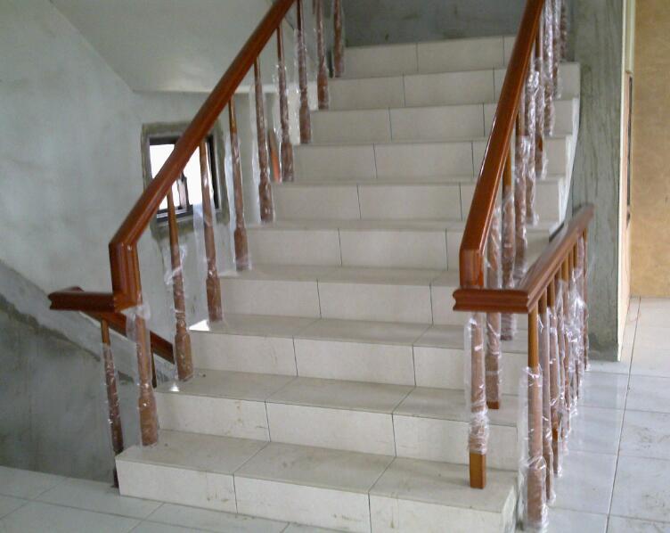 楼梯有必要装木扶手吗,楼梯一定要用石材吗