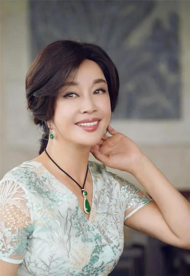 刘晓庆穿丝绒短裙,刘晓庆减龄小碎花连衣裙