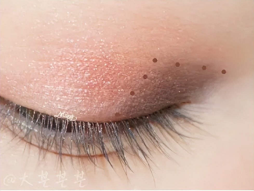 先画眼线还是先画眼影的教程,单眼皮如何画眼影妆初学者教程