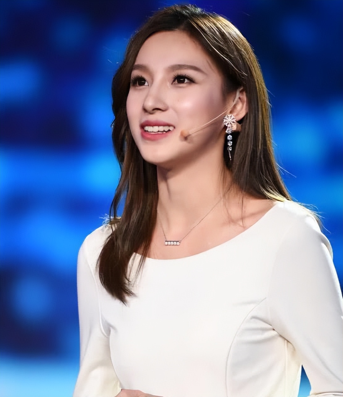 春晚主持人董卿周涛朱迅李思思,春晚主持人董卿朱迅周涛