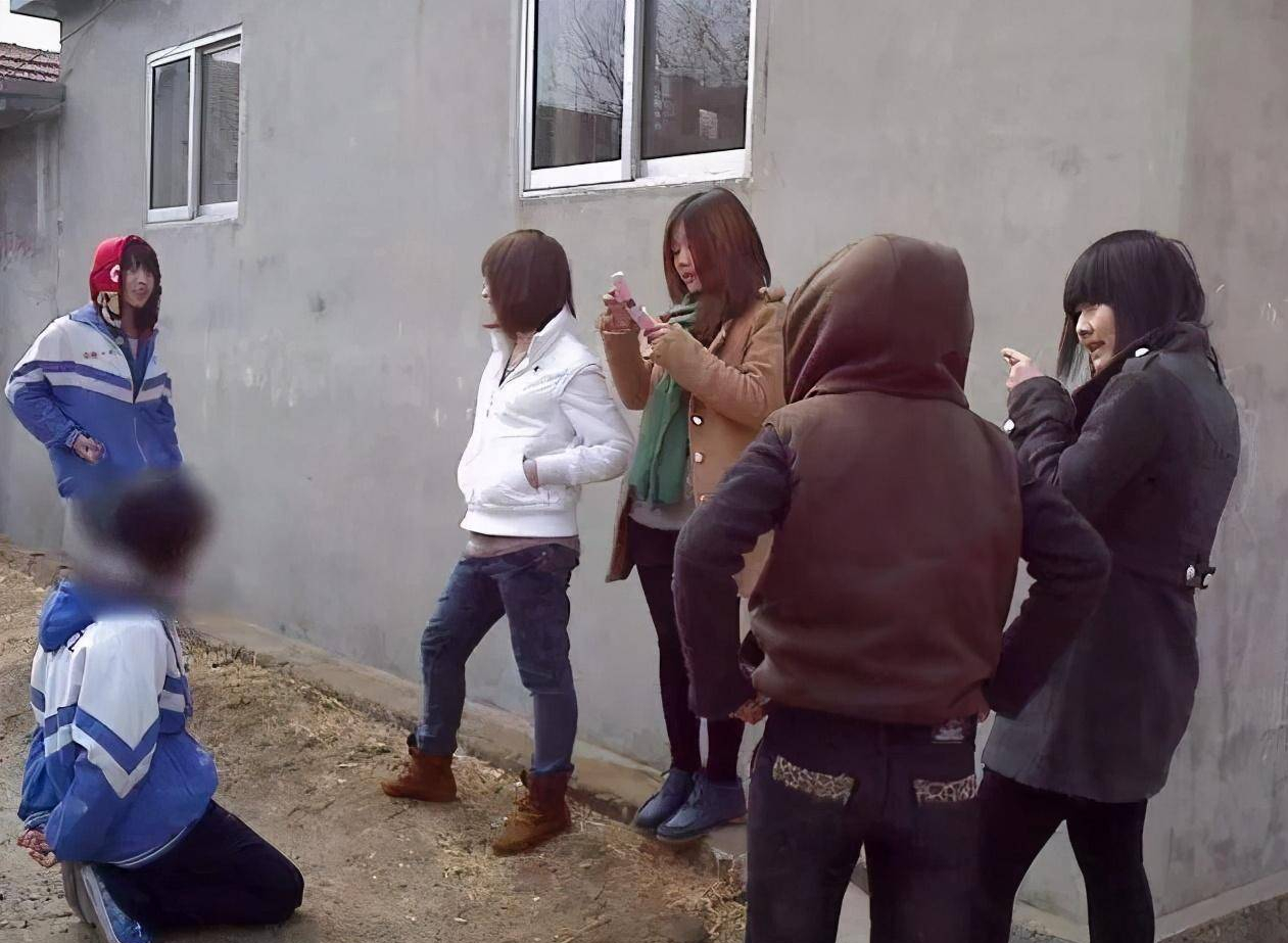 用垃圾桶套头，河南又现校园霸凌，《黑暗荣耀》式的阴影你有吗？