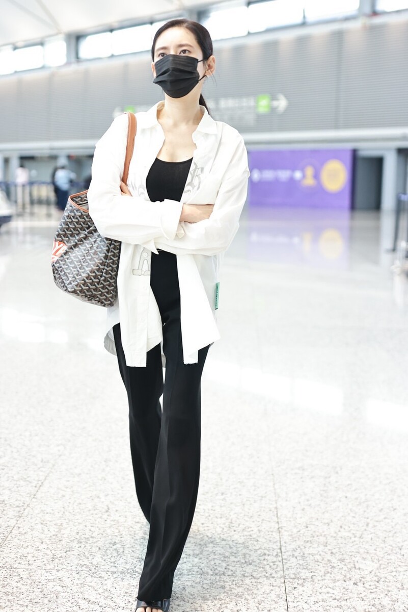 秋瓷炫机场同款镂空衣服,秋瓷炫白色薄纱长裙亮相