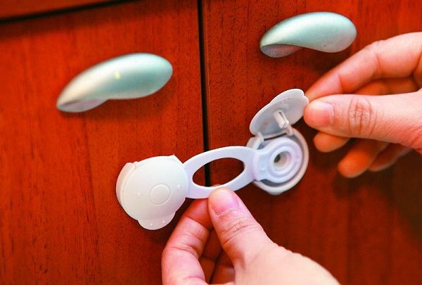 狗狗突然疯狂舔地板呕吐怎么回事,狗狗呕吐怎么办最有效