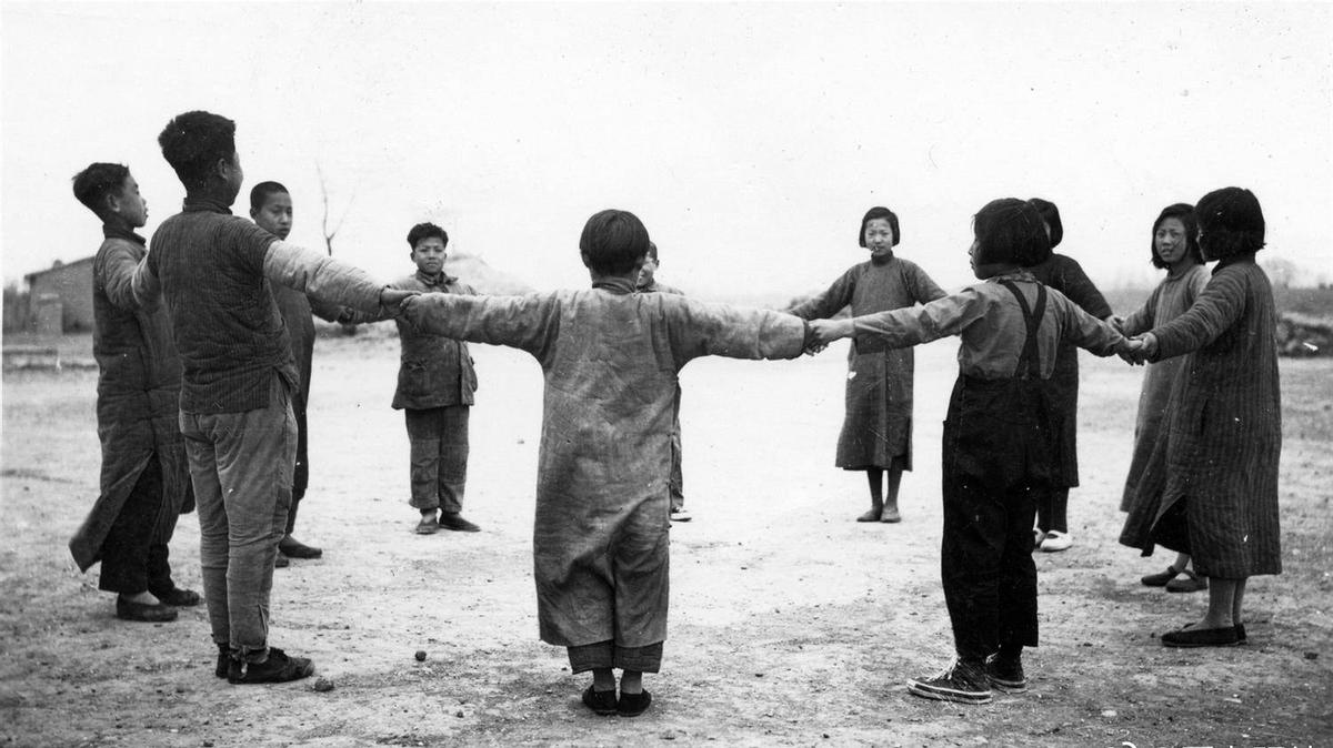 女子身穿日本侵华军装照片,女子穿侵华日军服装摆拍新闻视频