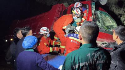 贵州一客车侧翻27人身亡救援现场,贵州一罐车爆胎侧翻