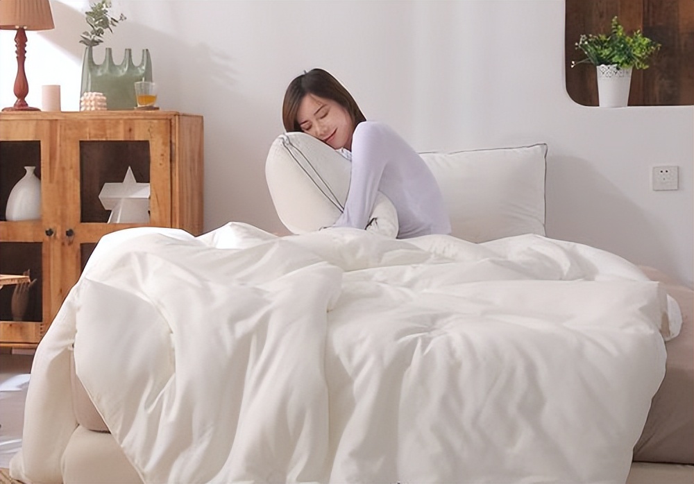 “老棉被睡得香”实锤？研究：盖重被子4周，失眠严重指数下降50