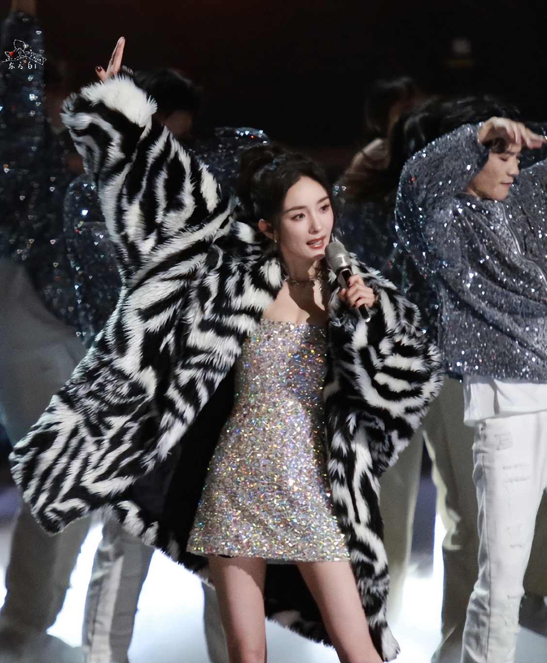 北京台春晚杨幂关晓彤杨紫,元旦跨年演唱会关晓彤造型