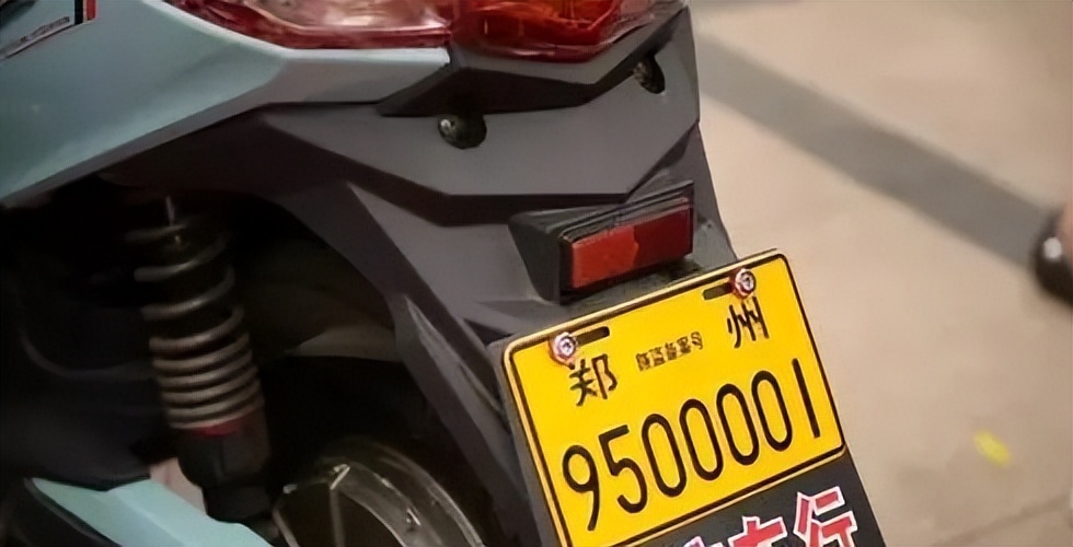 电动车蓝绿黄白牌行驶有什么说法,电动车有白绿牌是怎么回事