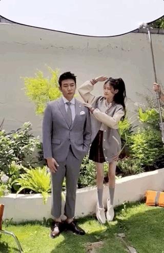 陆毅父女拍写真，贝儿双腿太细遭质疑，鲍蕾晒花絮视频力证未p图