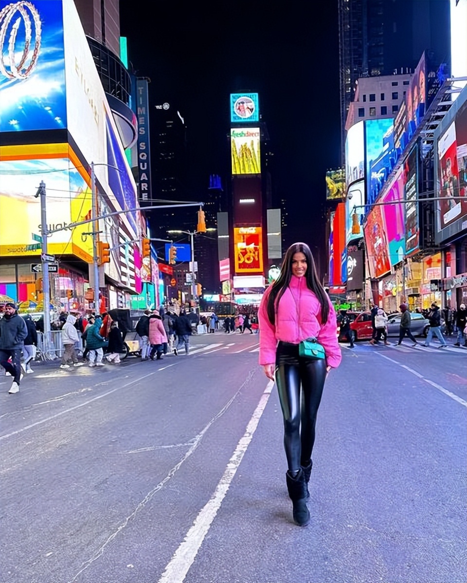 “世界杯最火辣球迷”变成名媛！参加小李子的派对，穿镂空衣太燃